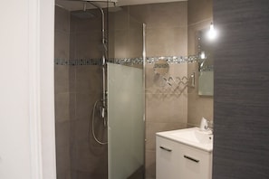 Standard Triple Room | Bathroom shower - Hotel Du Palais Bastia Centre (Bastia)
