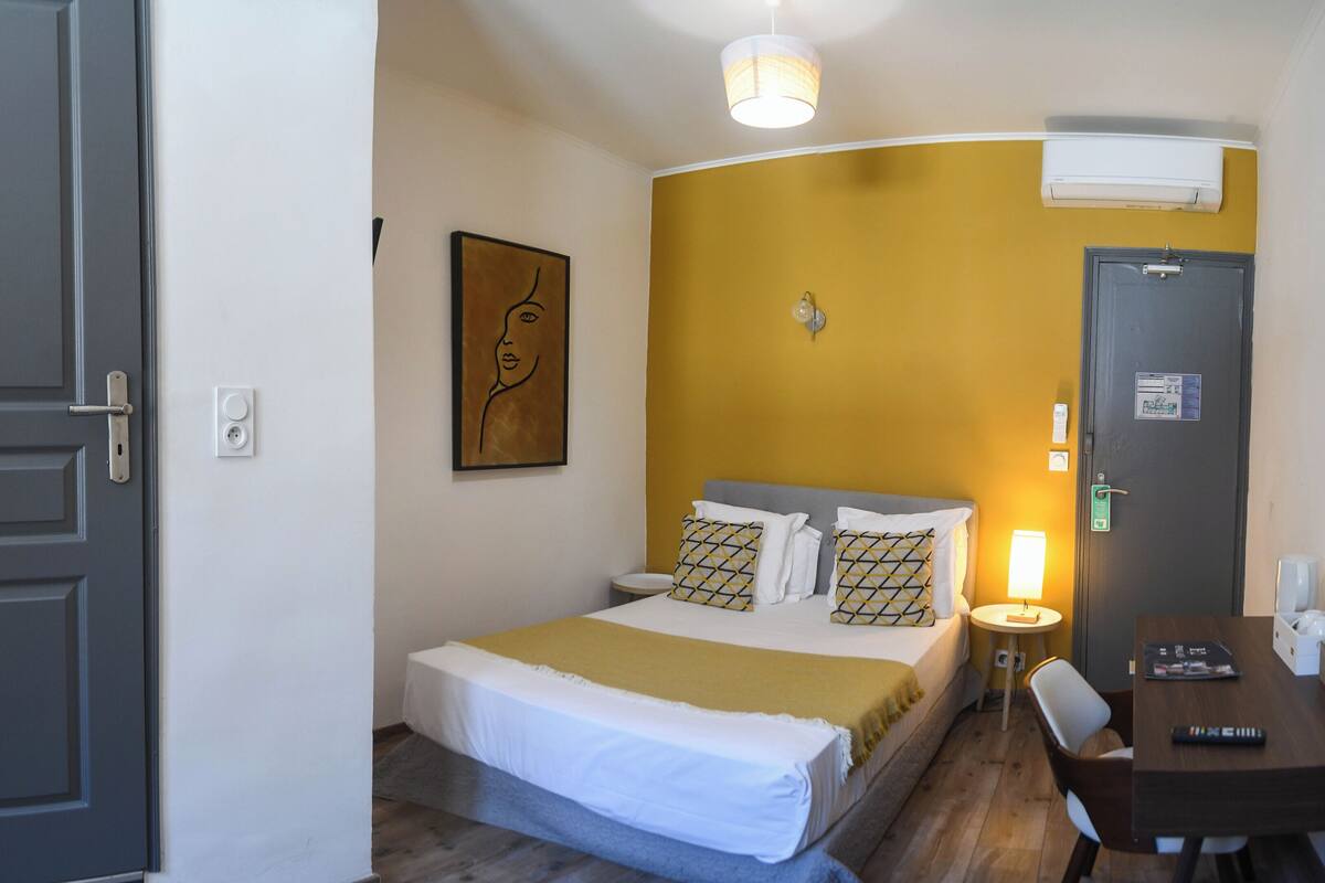Kamar Double Standar | Meja kerja, kedap suara, setrika/meja setrika, dan Wi-Fi gratis