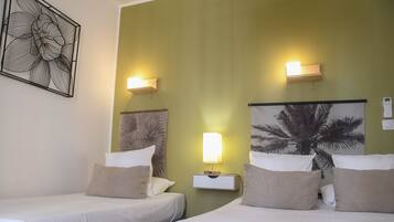 Chambre Triple Standard | Décoration personnalisée, ameublement personnalisé, bureau