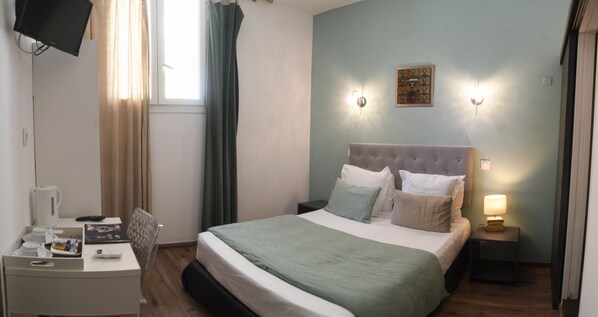 Quarto casal standard | Individualmente decorados, individualmente mobiliados, escrivaninha