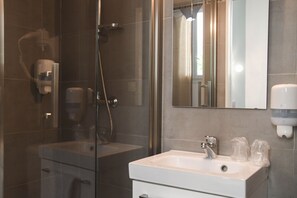 Chambre Triple Standard | Lavabo de la salle de bain