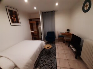 1 habitación, tabla de planchar con plancha, wifi y ropa de cama 