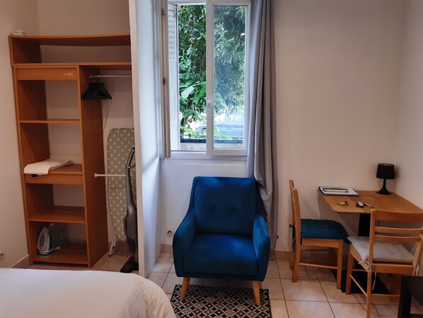 1 bedroom, iron/ironing board, WiFi, bed sheets - Clamart apartment 200 m from the T6 streetcar station PAVE BLANC with separate kitchen (Clamart)