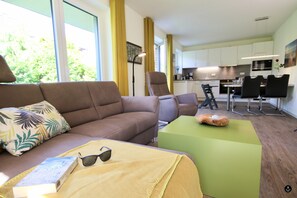 Refugium 2 | Wohnbereich | 50-Zoll-Flachbildfernseher mit Kabelempfang, Fernseher, Kamin