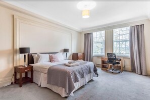 Grand Apartment | Iron/ironing board, cots/infant beds, free WiFi - Spacious 2 Bed Apartment next to Regents Park (London)