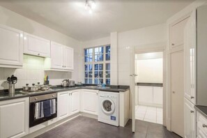 Grand Apartment | Private kitchen - Spacious 2 Bed Apartment next to Regents Park (London)