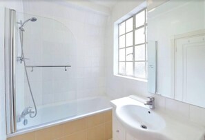 Appartement Majestueux | Salle de bain | Articles de toilette gratuits, sĂšche-cheveux