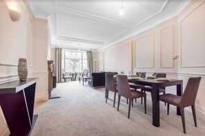 In-room dining - Spacious 2 Bed Apartment next to Regents Park (London)