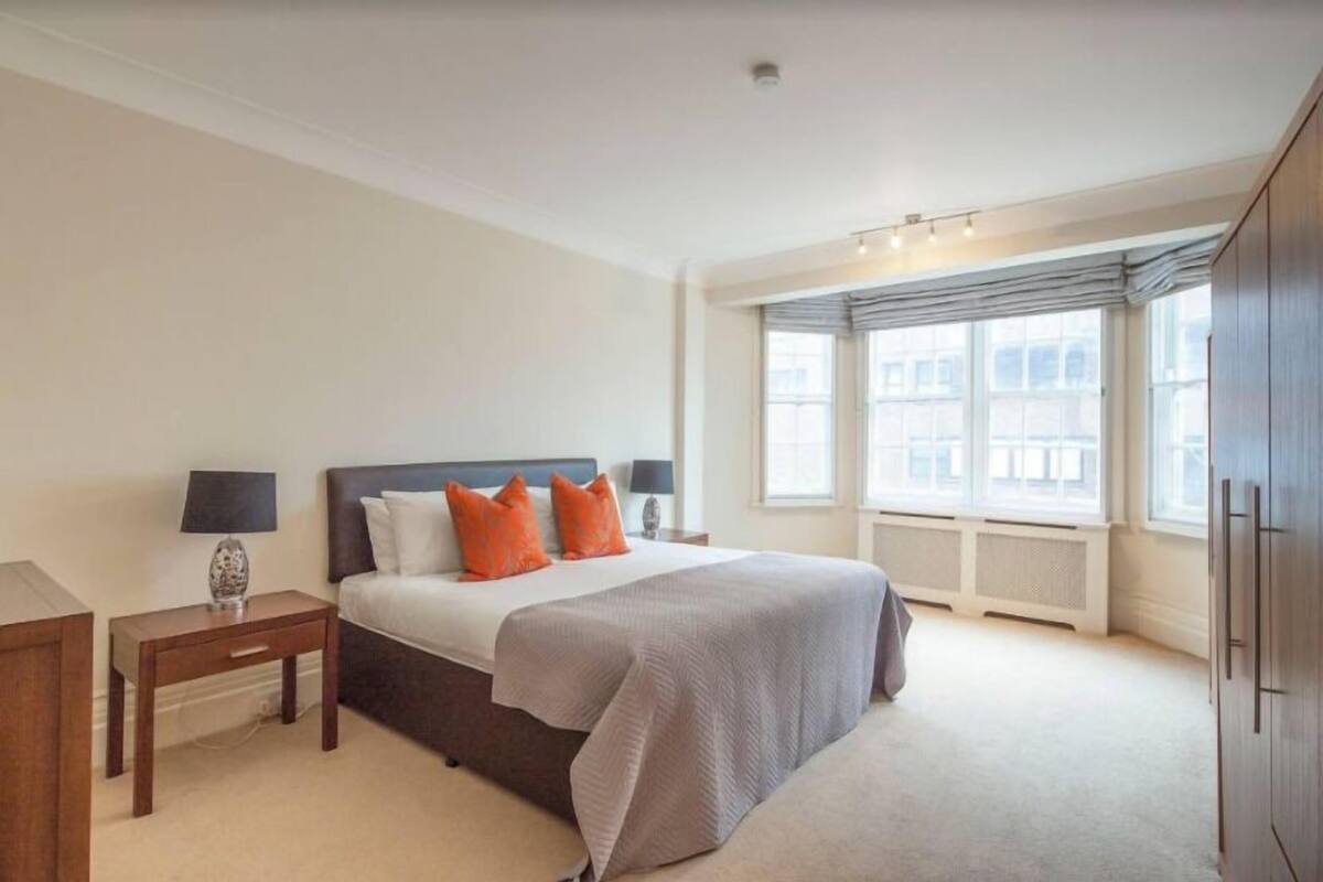 Grand Apartment | Iron/ironing board, cots/infant beds, free WiFi