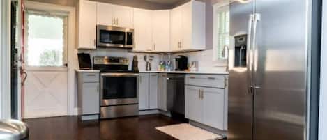 Kylskåp, mikrovågsugn, ugn och spishäll