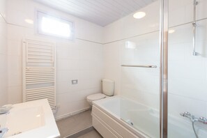 Duschwanne, Handtücher, Seife, Toilettenpapier