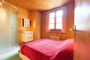 4 bedrooms, iron/ironing board, travel cot, free WiFi