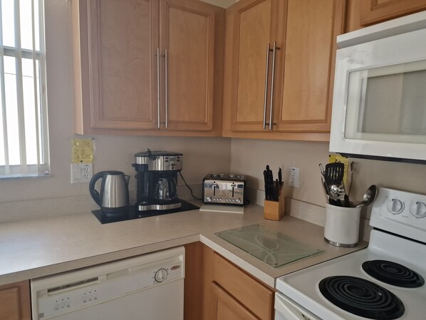 Villa | Private kitchen | Fridge, microwave, oven, stovetop - Beautiful 4 Bed Villa in Orlando Sleeping 10 (Haines City)