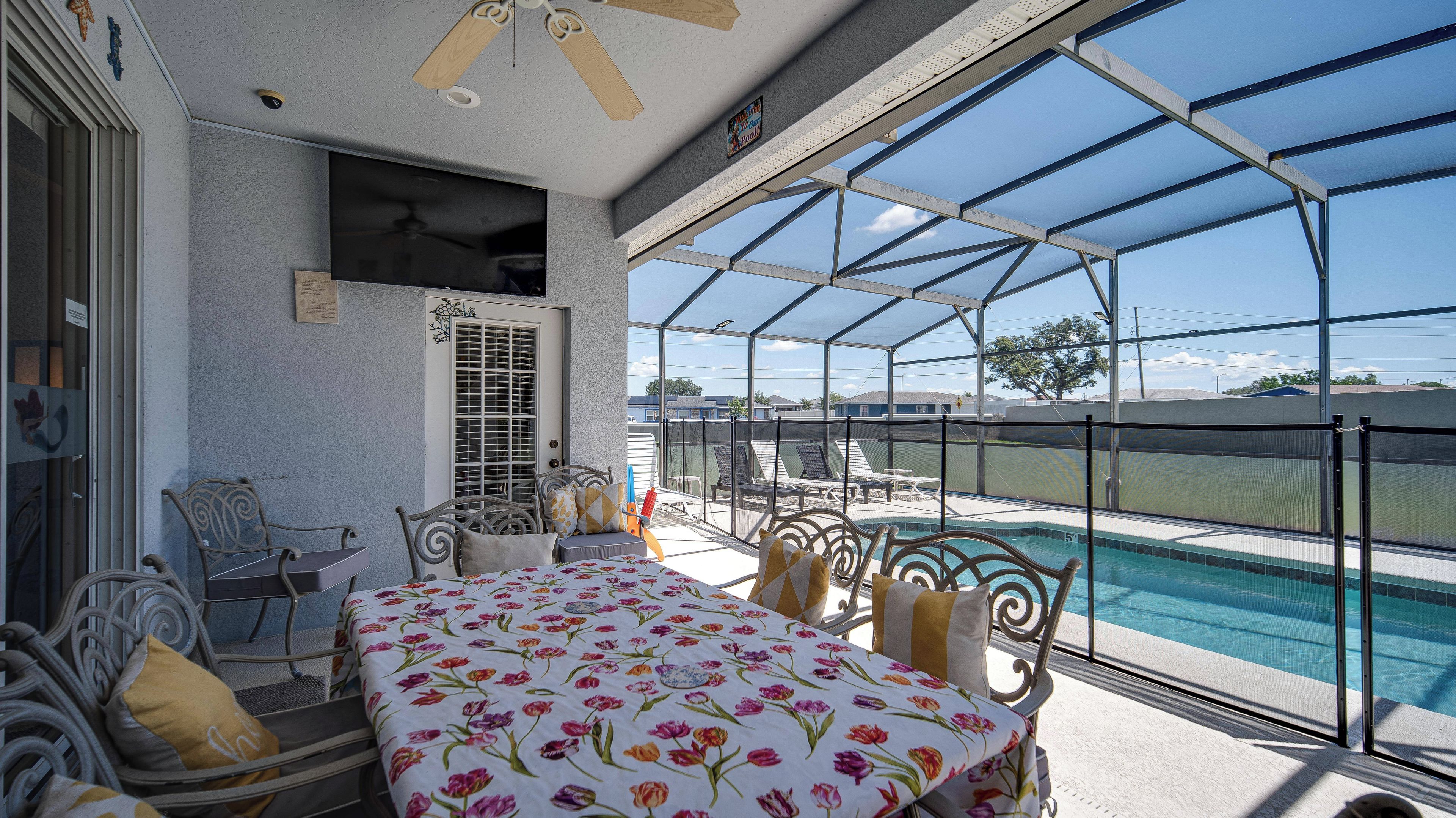 Une chambre avec un lit, une chaise, une table et une vue sur une piscine.