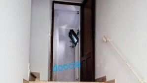 A wooden staircase leading to a room with a white door and a small window. - Casa nel Borgo di Santa Fiora (Santa Fiora)
