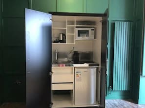 Refrigerador, microondas, placa de cocina, tetera/pava eléctrica