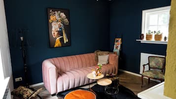 Decoración personalizada, muebles diferentes y wifi gratis