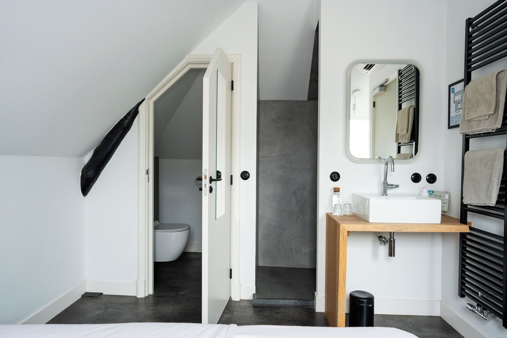 Design Double Room (Zoute Kamer) | Bathroom | Shower, hair dryer, towels, soap