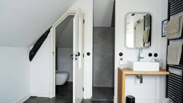 Kamar Double Desain (Zoute Kamer) | Kamar mandi | Shower, pengering rambut, handuk, dan sabun