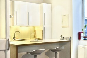 Een koelkast, een microgolfoven, een oven, een kookplaat