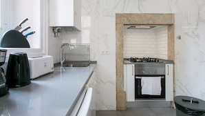 Una cocina moderna con estufa a gas integrada, un tostador y una cafetera.
