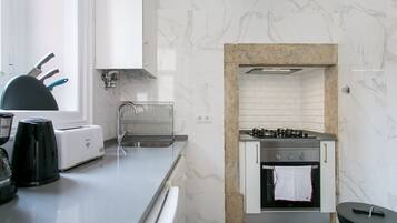 KĂŒhlschrank, Mikrowelle, Ofen, Wasserkocher mit Kaffee-/Teezubehör