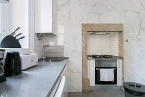 Fridge, microwave, oven, coffee/tea maker