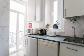 Fridge, microwave, oven, coffee/tea maker