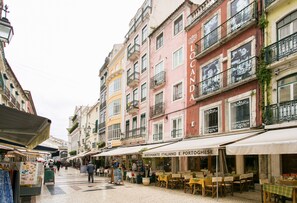 Eine Straße mit Außenbestuhlung vor einem Restaurant namens "Ristorante Italiano e Portoghese".