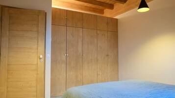 1 slaapkamer, een strijkplank/strijkijzer, reisbedje, wifi