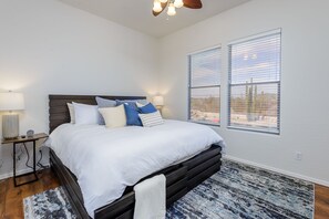 5 bedrooms, iron/ironing board, free WiFi, bed sheets - Heated Pool/Spa, Mountain/Sunset Views, Amenities Galore.... (Phoenix)