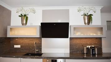 KĂŒhlschrank, Mikrowelle, Ofen, Herdplatte