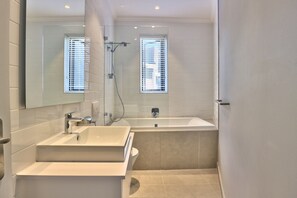 Ensemble douche/baignoire, sèche-cheveux, serviettes fournies