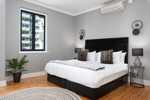 3 bedrooms, desk, iron/ironing board, Internet - Edgy Green Point Pad , Balcony , Parking , Pool (Cape Town)