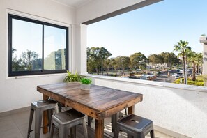 Outdoor dining - Edgy Green Point Pad , Balcony , Parking , Pool (Cape Town)