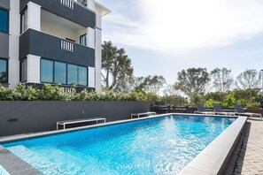 Pool - Edgy Green Point Pad , Balcony , Parking , Pool (Cape Town)