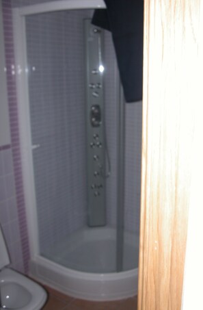 Badewanne, Handtücher, Seife, Toilettenpapier