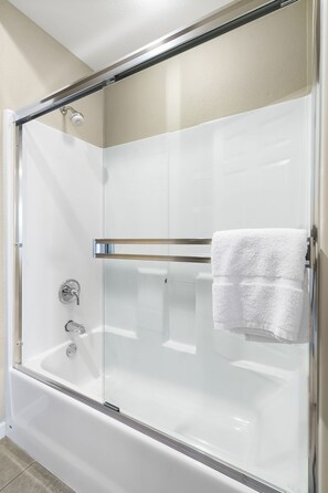 Douche, baignoire à jets, sèche-cheveux, serviettes fournies