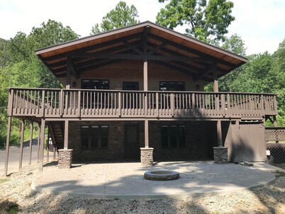 Riverview Lodge - Riverfront Home with Hot Tub