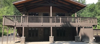 Riverview Lodge - Riverfront Home with Hot Tub