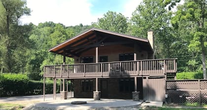 Riverview Lodge - Riverfront Home with Hot Tub