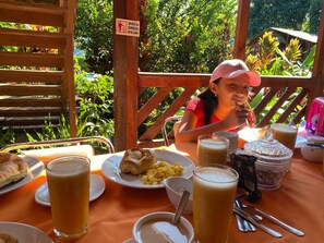 Breakfast area - Mindo GlamBird Glamping &amp; Lodge (Mindo)