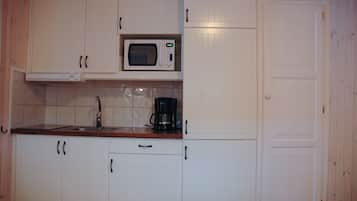 Cabin | Private kitchenette | Full-sized fridge, oven, stovetop, coffee/tea maker