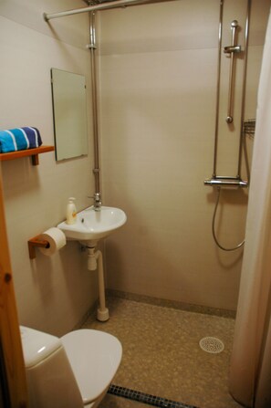 Huisje | Badkamer | Een douche, handdoeken