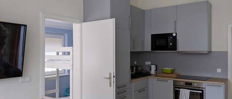 Réfrigérateur, four à micro-ondes, un four, surface de cuisson