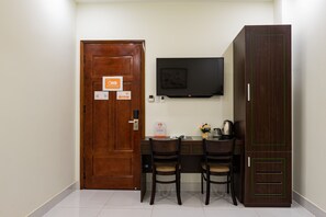 Habitación Deluxe | Minibar, mobiliario individual, escritorio