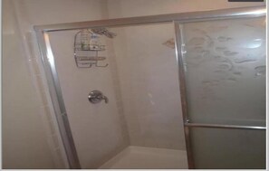 Combined shower/bathtub, towels - ~Free Bike Rides - 3 miles from John Pennekamp - Your Happy Place~ (Key Largo)