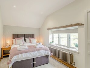 4 bedrooms, free WiFi, bed sheets - 4 bedroom accommodation in Alton, nr Chesterfield (Alton, nr Chesterfield)