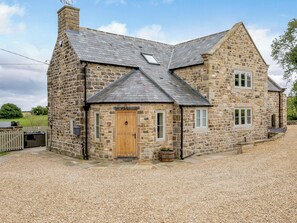 Exterior - 4 bedroom accommodation in Alton, nr Chesterfield (Alton, nr Chesterfield)