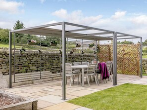 Outdoor dining - 4 bedroom accommodation in Alton, nr Chesterfield (Alton, nr Chesterfield)